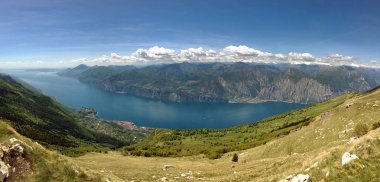 Garda Gölü, İtalya - Mayıs 2017: Monte Baldo 'dan Garda Gölü' ne bakan hava manzarası. İnsan yok. Boşluğu kopyala.