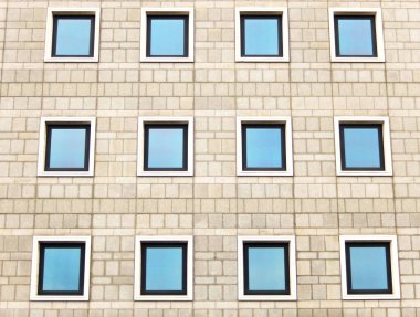 Binanın dış duvarındaki sıra sıra dizilmiş pencerelerin yanında desenler oluşuyor. Kimse yok..