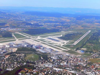 Zürih, İsviçre - Ağustos 2015: Zürih havaalanının pist ve terminal binalarını gösteren hava manzarası