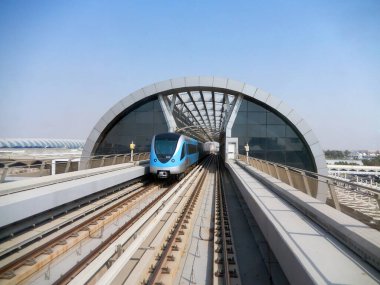 Dubai, Birleşik Arap Emirlikleri - Eylül 2015: Sürücüsüz tren, kentin geniş toplu taşıma ağındaki pek çok tren istasyonundan birinden ayrılıyor