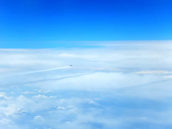 하늘에서 비행하는 여객기 — 스톡 사진