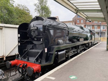 Swanage, Dorset, İngiltere - Haziran 2021: Swanage tren istasyonunun yanındaki eski model buhar motoru.