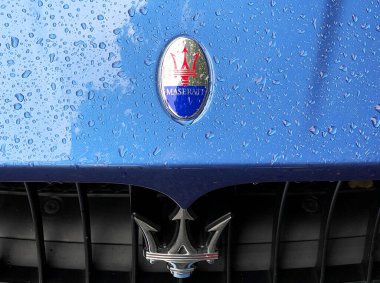 Birmingham, İngiltere - Temmuz 2021: Bir Maserati arabasının yağmurla kaplı kaplanmış kaputunun yakını