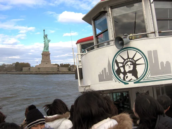 New York Abd Kasım 2005 Turistler Özgürlük Anıtı Nın Önünden — Stok fotoğraf