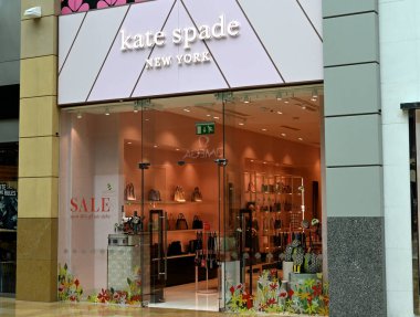 Birmingham, İngiltere - Temmuz 2021: Tasarımcı Kate Spade 'in bir şubesinin girişini imzalayın