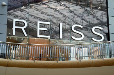 Birmingham, İngiltere - Temmuz 2021: Reiss moda mağazaları zincirinin bir mavna girişinin üstünü imzalayın
