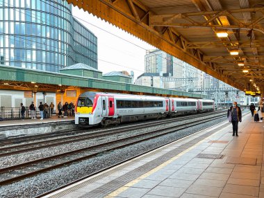 Cardiff, Galler - Şubat 2020: Şehrin ana tren istasyonunda Galler Taşımacılığı tarafından işletilen dizel yolcu treni.