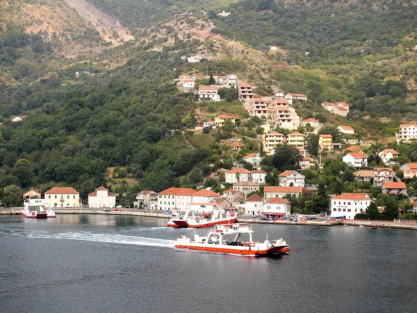 Kotor Montenegro Agosto 2013 Ferry Passageiros Carros Pequeno Porte Que — Fotografia de Stock
