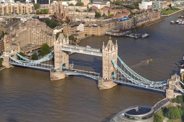 Londra, İngiltere - Ağustos 2022: Tower Bridge ve Thames Nehri 'nin havadan görünüşü.