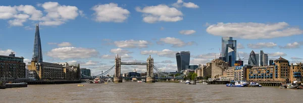 ロンドン イギリス 2022年8月 タワーブリッジとテムズ川のパノラマビュー 左側がシャードタワー — ストック写真