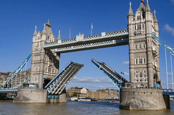 Londyn Anglia Sierpień 2022 Tower Bridge Podniesionym Pokładem Drogowym Umożliwiającym — Zdjęcie stockowe
