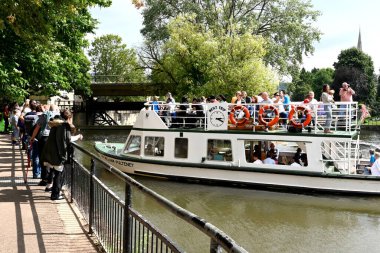 Bath, İngiltere - Ağustos 2021: Avon Nehri 'ndeki bir geziden sonra şehre dönen turistik gezi teknesindeki insanlar