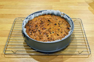 Taze pişmiş meyveli kek bir kablo soğutma rafında duruyor. Kimse yok..