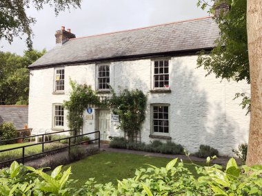 Nantgarw, Cardiff, Galler yakınları - Eylül 2017: Nantgarw Çin Fabrikası 'nın şantiyesindeki kulübeye girişin dış görünümü. Şimdi bir müze, 1800 'lerin başında yüksek kaliteli porselen üreten bir fabrikaydı.. 