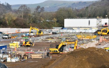 Taffs Well, Cardiff, Galler yakınlarında - Şubat 2022: South Wales Metro için yeni bir tren istasyonunun inşaatında çalışan makineler