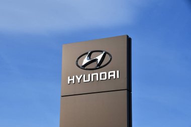 Pontypridd, Galler - Şubat 2022: Mavi gökyüzüne karşı izole edilmiş Hyundai araba galerisinin önünü imzalayın. Kimse yok..