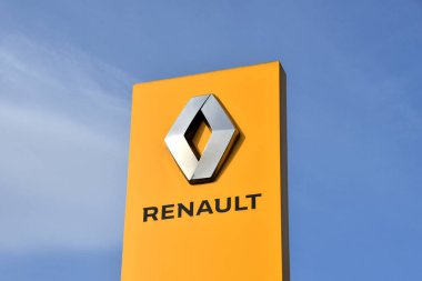 Pontypridd, Galler - Şubat 2022: Mavi gökyüzüne karşı izole edilmiş bir Renault araba galerisinin önünü imzalayın. Kimse yok..