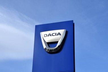 Pontypridd, Galler - Şubat 2022: Mavi gökyüzüne karşı izole edilmiş bir Dacia araba galerisinin önünde imza atın. Kimse yok..