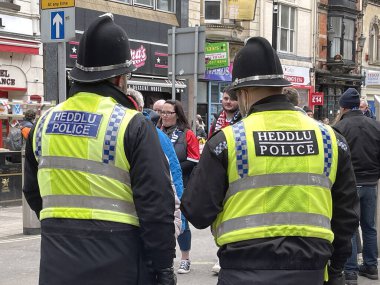 Cardiff, Wales - Şubat 2022: Cardiff şehir merkezinde yaya devriye gezen iki polis memuru