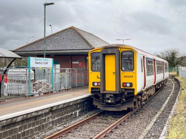 Merthyr Tydfil, Galler - Şubat 2022: Diesel banliyö eğitimi Cardiff hattının sona erdiği kasaba tren istasyonunda durduruldu. Tren Galler Taşımacılığı tarafından işletilmektedir..