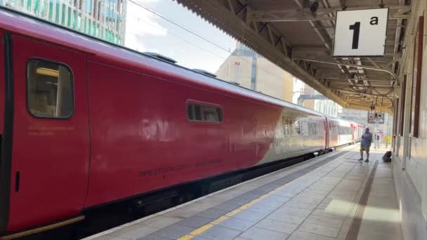 Cardiff Wales Augustus 2021 Express Trein Die Cardiff Centraal Station — Stockvideo
