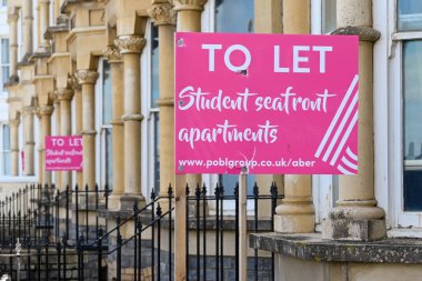 Aberystwyth, Wales - Mart 2022: Üniversite sahil kenti Aberystwytyh 'de deniz kenarında kiralık konutlar ve daireler imzalayın