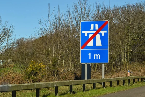 Znak Ostrzegawczy Kierowców Autostrady Kończy Się Milę Żadnych Ludzi — Zdjęcie stockowe