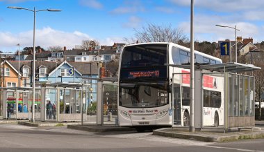 Aberystwyth, Wales - Mart 2022: Şehir merkezindeki otobüs durağında kamu hizmeti otobüsü bekliyor
