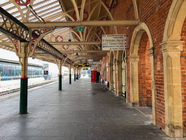 Aberystwyth, Wales - Mart 2022: kasabanın tren istasyonundaki boş platform. Kimse yok..