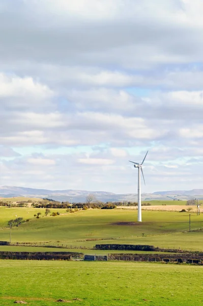 Uma Única Turbina Eólica Num Campo Numa Quinta Rural Não — Fotografia de Stock