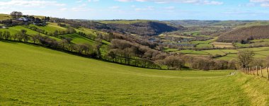 Batı Galler 'de Aberystwyth yakınlarındaki bir tepe çiftliğinin üstündeki Rheidol Nehri' nin manzarası.