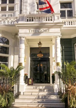 Londra, İngiltere - Şubat 2018: Londra 'nın merkezindeki Gore Oteline Giriş