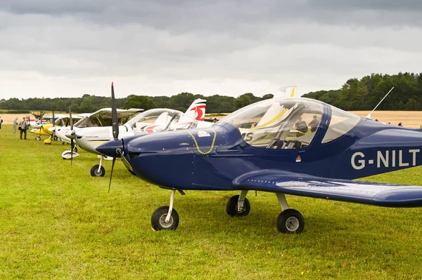 イングランドのベーシングストーク近くのポパム 2021年8月 ポパム飛行場でのレクリエーション用フライインの飛行中に列に駐車した小型軽飛行機 — ストック写真