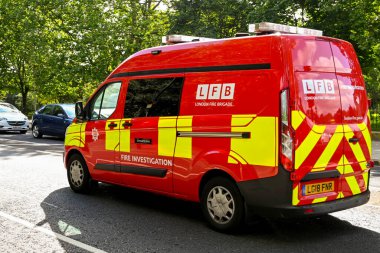 Londra, İngiltere - Ağustos 2021: Londra İtfaiye Teşkilatı İtfaiye Birimi tarafından Londra 'nın merkezinden geçen minibüs