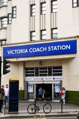 Londra, İngiltere - Ağustos 2021: Londra şehir merkezindeki Victoria Coach Statioin 'in girişlerinden birinin üzerinde imza