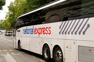 Londra, İngiltere - Ağustos 2021: National Express tarafından işletilen bir ekspres koçun yan görüntüsü.