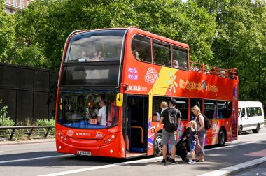 Londra, İngiltere - Ağustos 2021: İnsanlar Londra 'daki Park Lane' de bir turistik gezi otobüsüne binmek üzereler