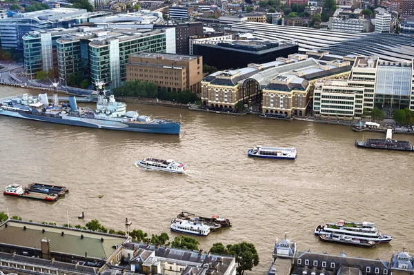 ロンドン イギリス 2021年8月 テムズ川でのボートやフェリーの空中ビュー — ストック写真