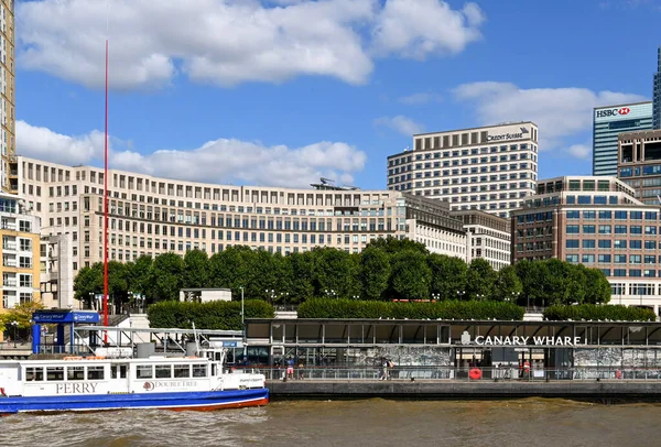 ロンドン イギリス 2021年8月 ロンドン中心部のテムズ川に旅客フェリーが到着し カナリーウォーフ — ストック写真