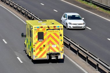 Taffs Well, Wales - Mart 2022: Cardiff yakınlarındaki büyük bir yolda acil ambulans sürüyor