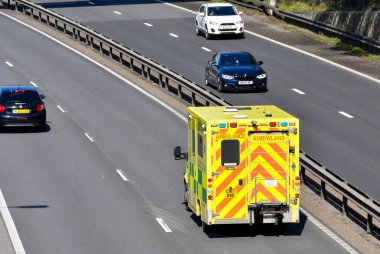 Taffs Well, Wales - Mart 2022: Cardiff yakınlarındaki büyük bir yolda acil ambulans sürüyor