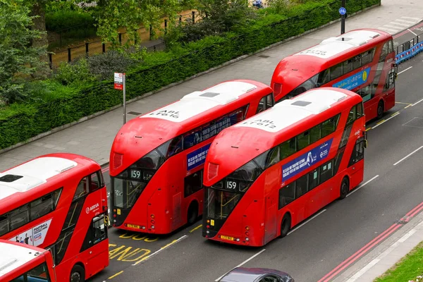 ロンドン イギリス 2021年8月 ロンドン中心部の道路を走行するロンドンバスの空中ビュー — ストック写真