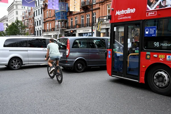 Лондон Англія Серпень 2021 Року Велосипедист Прокладає Собі Шлях Через — стокове фото