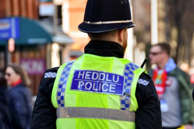 Cardiff, Wales - Mart 2022: Cardiff şehir merkezinde görevli bir polis memurunun arka görüşü