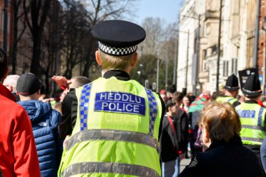 Cardiff, Wales - Mart 2022: Cardiff şehir merkezinde görev yapan bir polis memurunun arka görüşü