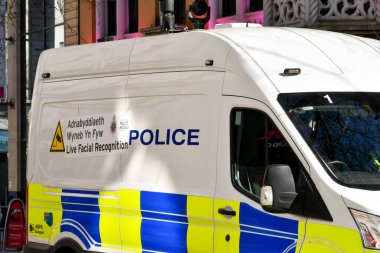 Cardiff, Wales - Mart 2022: Güney Galler Polis Teşkilatı 'nın yüz tanıma teknolojisiyle donatılmış yan görüntüsü.