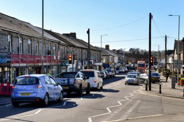 Pontyclun, Galler - Mart 2022: Galler 'in güneyindeki Pontyclun köyünden geçen yaya geçidinde kırmızı ışıkta trafik kuyruğu.