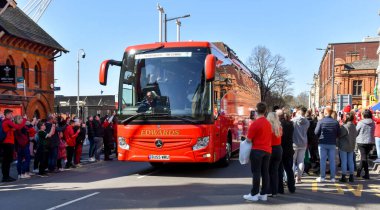 Cardiff, Wales - Mart 2022: Galli rugby takımını taşıyan lüks koç Cardiff şehir merkezindeki Westgate Caddesi 'nden stadyuma doğru sürüyor.