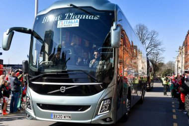 Cardiff, Wales - Mart 2022: İtalyan rugby takımını Cardiff şehir merkezinden stadyuma taşıyan koç
