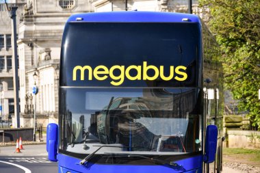 Cardiff, Wales - Mart 2022: Megabus tarafından işletilen uzun mesafeli bir ekspres koçun görüntüsü